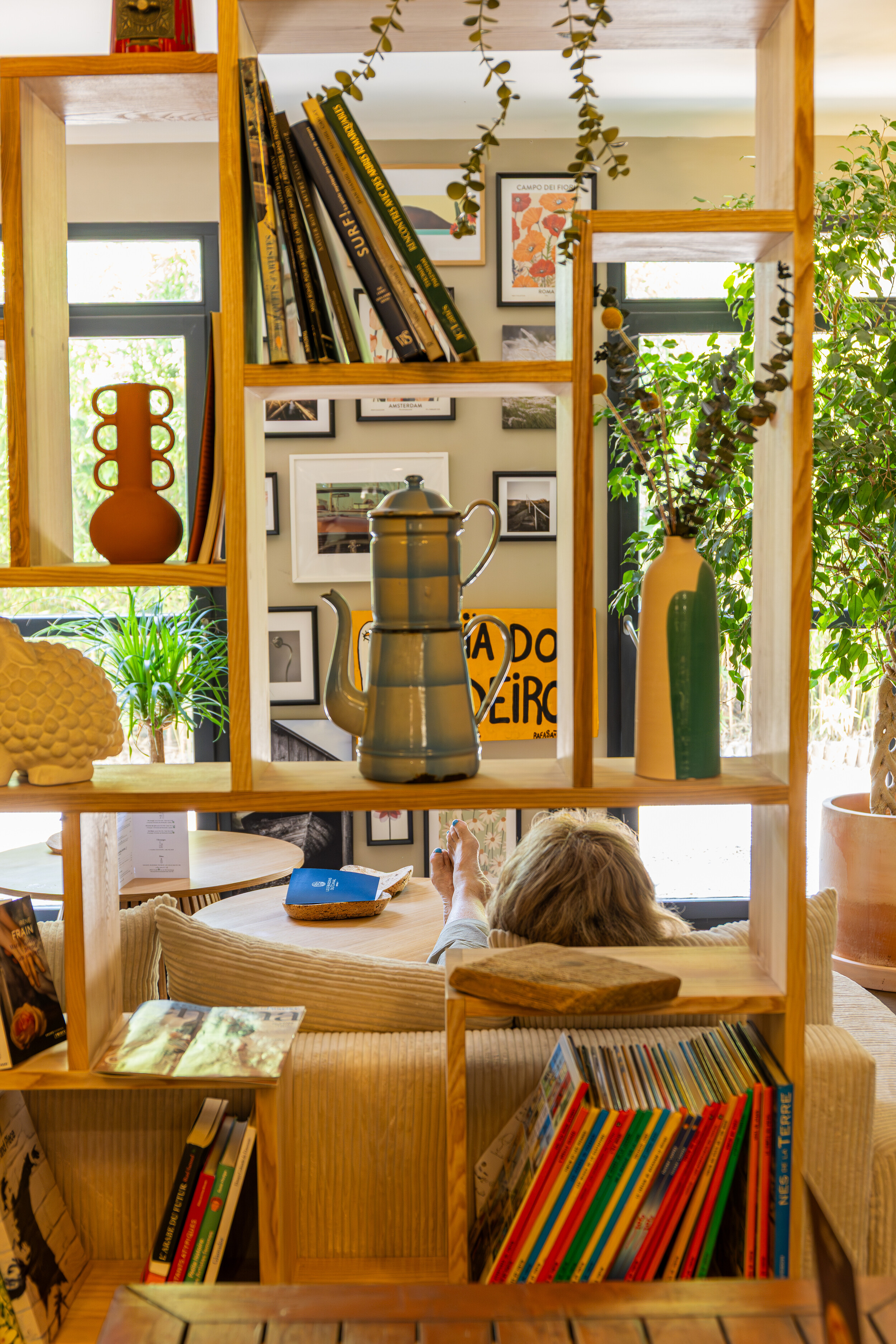 Salon avec décorations murales et plantes vertes, Hôtel Piscine Camargue - Les Jardins du Canal