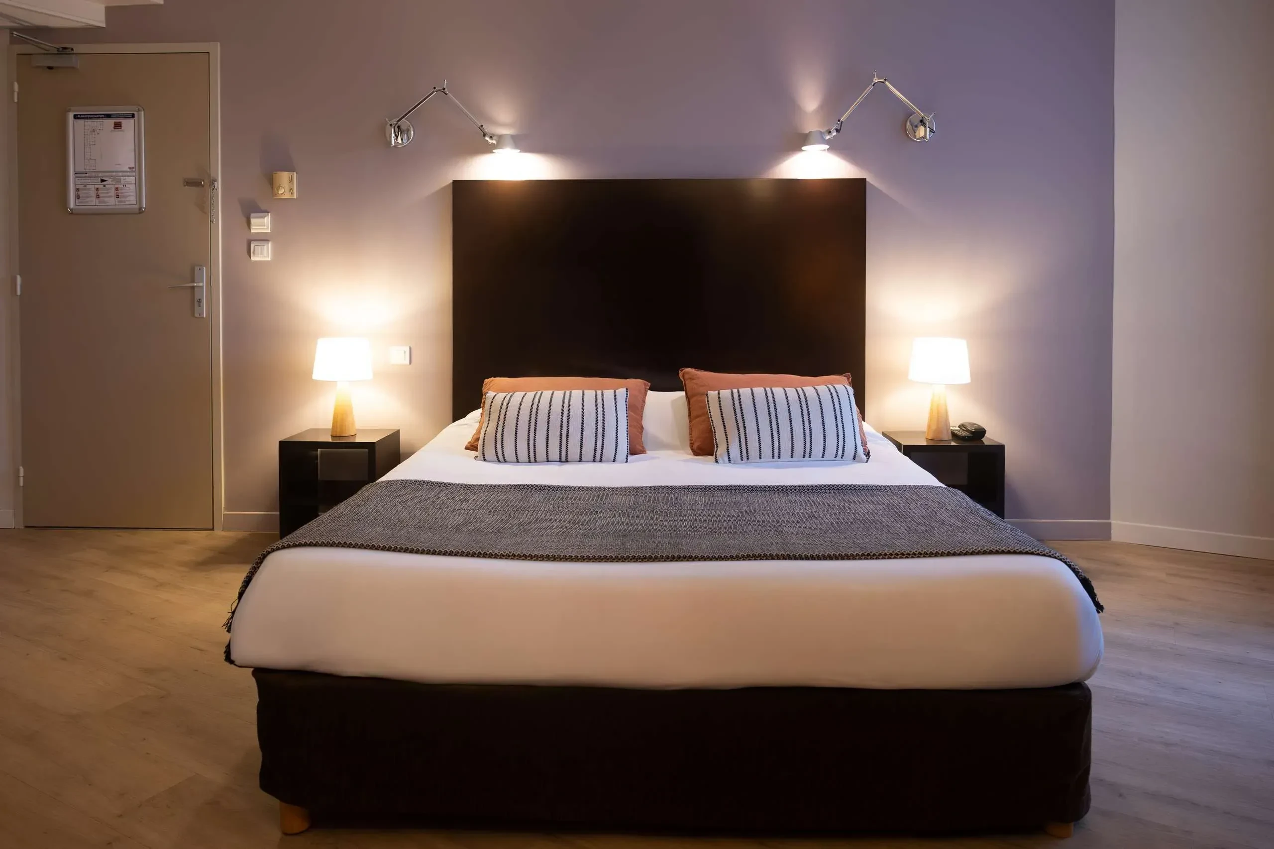 Chambre d'hôtel moderne avec lit double et lampes, Hôtel 3 Étoiles à Aigues-Mortes - Les Jardins du Canal